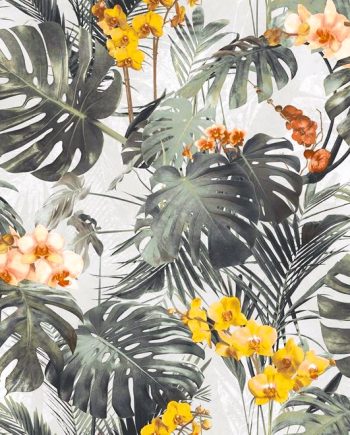 Papel Pintado Tropical de Hojas Monstera Verdes y Orquídeas Amarillas y Naranjas en Fondo Blanco. Stock disponible en Madrid.